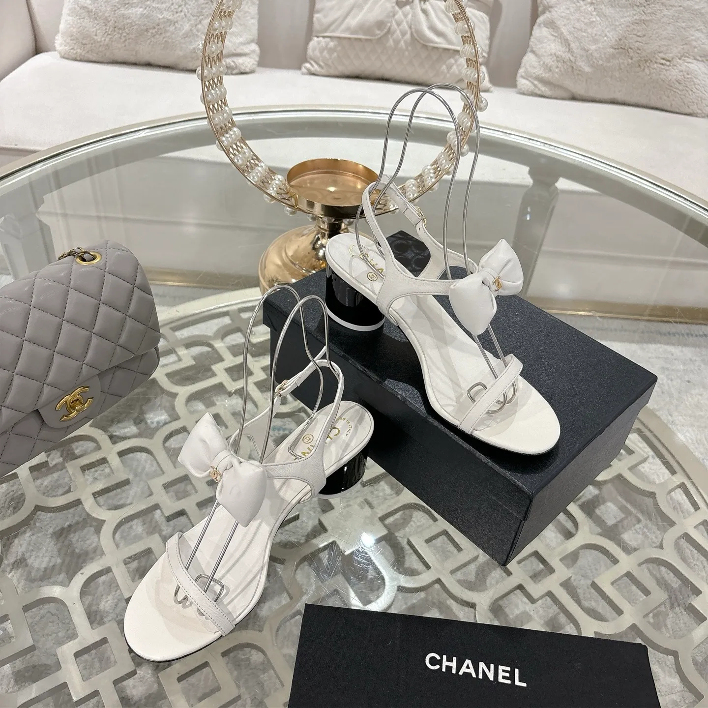 👟👟Ex-factory price 560👟👟 CHANEL 25ss spring and summer new counter top double C bow sandals. This classic design; bow with double C embellishment, playful and elegant, multiple color matching elements... Diversified mix and match is very beautiful and versatile, very light and comfortable on the feet, super delicate and elegant... ꫛꫀꪝ Go➫ Material: Upper: Original customized imported sheepskin Inner: Original custom-made sheepskin lining Outsole: Original custom-made Italian through-dyed genuine leather outsole Size: 35–40 (40 and 41 are custom-made and cannot be returned or exchanged)